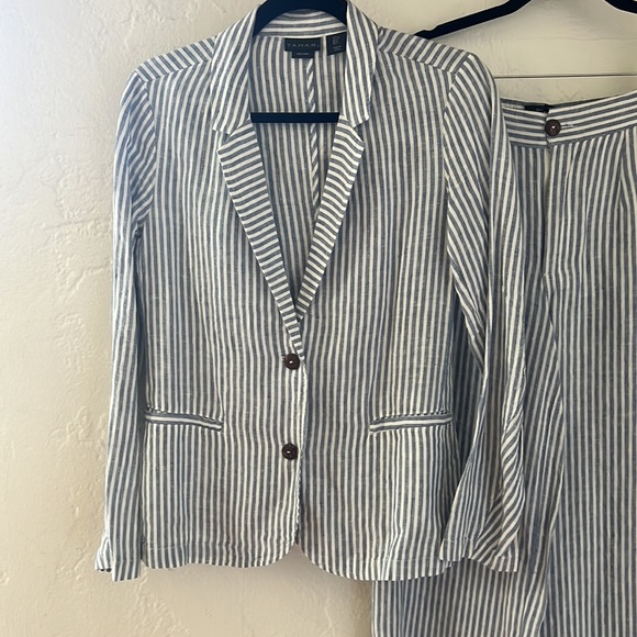 TAHARI LINEN SEERSUCKER SUIT - Picture 3 of 5